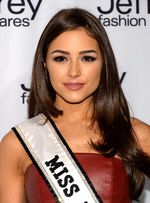 Seksinya Miss Universe 2012 Bergaun Merah