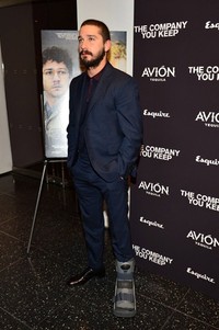Walaupun cedera, Shia LaBeouf mengaku baik-baik saja dan menyempatkan hadir di acara tersebut. Larry Busacca/Getty Images /AFP.
