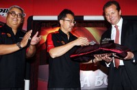 Selain memberikan kesempatan menonton pertandingan secara langsung di Old Trafford, pelanggan Adira X-Tra Bonus juga berkesempatan mendapatkan ratusan merchandise original Manchester United. (dok. Adira).