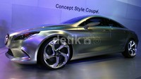 Benar saja lekukan tubuh mobil begitu cantik dari bagian depan hingga menuju buritan.