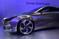 Bahkan tampilan pelek yang memiliki nilai artistik dengan lambang Mercy juga berhasil menarik perhatian pengunjung Bangkok Motor Show.