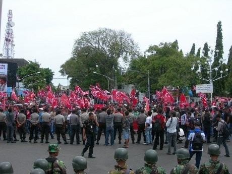 Keterlaluan! Mendagri Disambut Ribuan Orang Berbendera GAM di Banda Aceh Keterlaluan! Mendagri Disambut Ribuan Orang Berbendera GAM di Banda Aceh