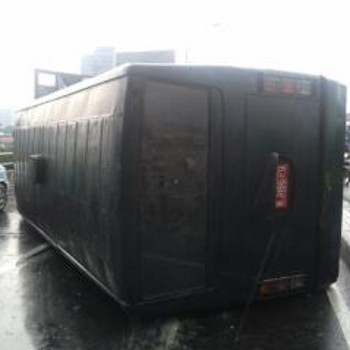 Mobil Tahanan Terguling di Senen, Seorang Polisi Terluka