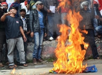 Massa Konvoi Merah-Putih Bakar Bendera GAM
