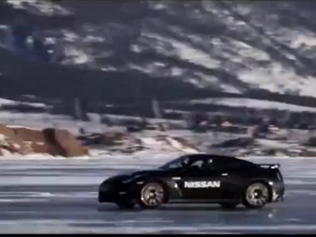 Nissan GT-R Berlari 294 Km/Jam di Atas Lapisan Es