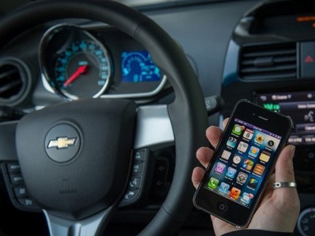 Nyetir Sambil SMS-an, Orang Dewasa Lebih Bandel