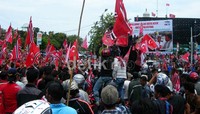 Mendagri Gamawan Fauzi dan rombongan berkunjung ke Banda Aceh terkait qanun tentang bendera dan lambang Aceh. Ribuan orang dari berbagai daerah berkonvoi sambil mengibarkan bendera mirip GAM. Feri Fernandes/detikfoto     