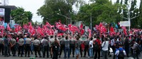 Dalam aksinya, mereka menuntut Pemerintah Aceh untuk berkomitmen tidak mengubah bendera dan lambang Aceh. Konvoi berakhir di gedung Dewan Perwakilan Rakyat Aceh (DPRA). Feri Fernandes/detikfoto