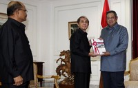 IHPS itu diserahkan Ketua BPK Hadi Poernomo kepada Presiden Susilo Bambang Yudhoyono di Kantor Presiden, Jakarta, Kamis ( 4/3/2013 ). Abror Rizki/Setpres.