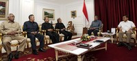 Hadi datang bersama anggota BPK lain, di antaranya Hasan Bisri dan Taufiequrachman Ruki. Abror Rizki/Setpres.