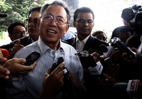 Dada Rosada langsung diserbu wartawan untuk menanyakan kedatangannya ke KPK. Ramses/detikFoto.