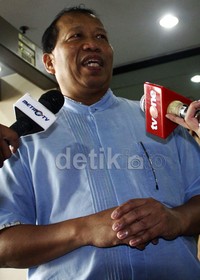 Hamid Awaluddin menjawab pertanyaan wartawan seputar kedatanganya ke KPK. Ramses/detikFoto.