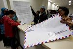 ICW Berkirim Surat Raksasa untuk Menkeu
