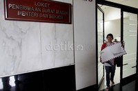 Surat raksasa tersebut dibungkus ampol yang juga jumbo.