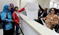 Petugas Kemenkeu sempat memeriksa surat tersebut.