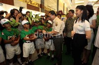 Zulkifli Hasan menyalami sejumlah anak yang membawa bibit pohon, sebelum membuka pameran Tha 5 IndoGreen Forestry Expo 2013.
