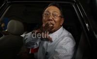 Karena gagal diperiksa KPK, Dada Rosada langsung meninggalkan gedung KPK dengan mobil berbeda saat dia datang. Ramses/detikFoto.