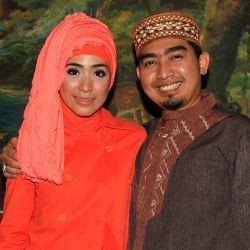Pulang Umroh, Solmed Bawa Air Zam-zam untuk Istri