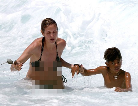 Demi Selamatkan Anak, Heidi Klum Tak Peduli Payudara Ngintip