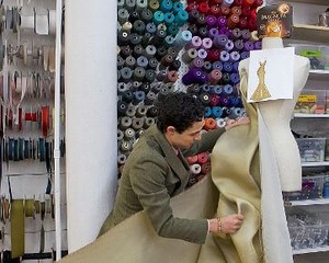 Zac Posen Desain Gaun Berlapis Emas Seharga Rp 15 Miliar