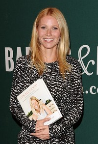 Gwyneth tebar senyuman selama acara berlangsung. Jason Merritt/Getty Images/AFP.