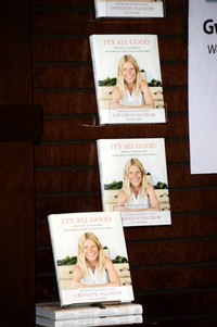 Gwyneth Paltrow bersama rekan penulisnya Julia Turshen mulai meyusun 185 resep berdasarkan pedoman dari dokternya. Jason Merritt/Getty Images/AFP.