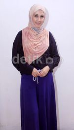 Dina Lorenza Cantik Berjilbab