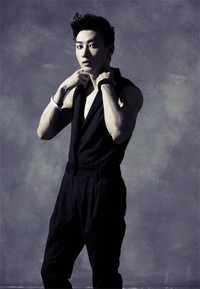 Pria yang makannya banyak itu tampil maskulin di 'Bonamana'. (SME)