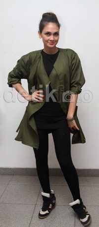 Luna Maya bergaya sporty dengan sepatu sneakers wedges-nya. Gus Mun/detikHOT.
