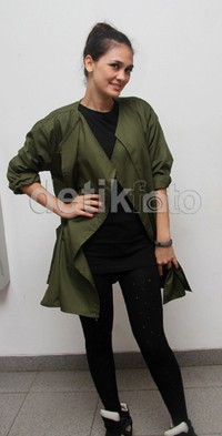 Ia tampil mengenakan kaus dan legging hitam yang dipadukan dengan luaran hijau. Gus Mun/detikHOT.