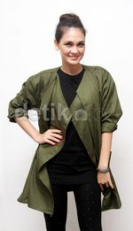 Gaya Sporty Luna Maya