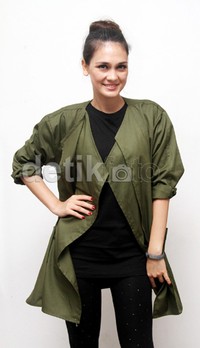 Pose Luna Maya di depan kamera.