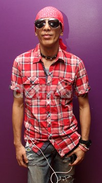 Yuke tampil dengan kemeja kotak-kotak merahnya. Gusmun/detikFoto.