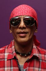 Yuke Dewa 19 Bergaya dengan Kacamata Hitam