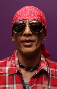 Kacamata hitam lengkapi gayanya saat itu. Gusmun/detikFoto.