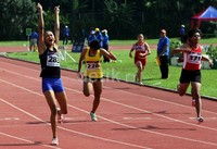 Pelari Remaja Putri 200 meter asal Jawa Timur, Eka Cahya (kiri), mengekspresikan kemenangannya, setelah melaju ke final.
