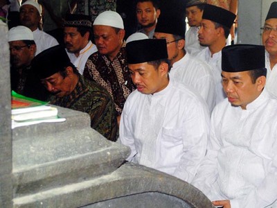 Anis Matta Ziarah ke makam Sunan Kalijaga