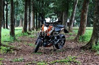 Unsur jantan dan kesan mewah dapat dilihat pada bagian frame mesin hingga lekukan tubuh dari kepala hingga buritan bagian belakang.