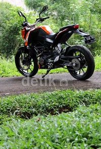 Soalnya tubuh yang ringan hanya mencapai 129.5 kg sangat sepadan dengan mesin yang ditawarkan. Sehingga mesin 200cc bisa mengeluarkan tenaga dengan maksimal.