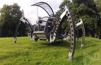 Kapasitas penumpangnya hanya satu, dan pengendara robot bisa mengontrol si laba-laba dengan komputer Linux yang menggunakan software HexEngine untuk mengordinasi 18 aktuator hidrolik. (dok. Mantis)