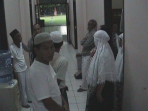 Puluhan Calon Jamaah Asal Pangkal Pinang Terlantar di Bekasi