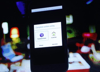     Dengan Facebook Home, pengguna akan mendapatkan tampilan saat membuka lockscreen yang akan mengubah Homescreen. REUTERS/Robert Galbraith.