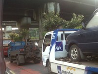 Truk towing diderek mobil lain. (Foto: Muhamad Khoiruddin).
