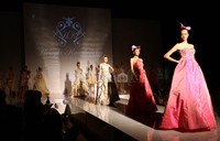 Para model memamerkan busana karya Hengky Kawilarang.