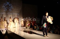 Hengky Kawilarang menyapa pengunjung fashion show 'Bazar Bridal Week 2013'.