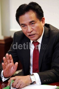 Yusril berbincang dengan Susno. Dalam kesempatan tersebut, Yusril juga menerima buku hasil karya Susno.