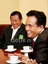 Pertemuan tersebut berlangsung dalam suasana santai dan sesekali juga terdengar gelak tawa.