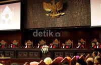 Sebelumnya Akil Mochtar terpilih menjadi ketua MK setelah memenangi 7 suara dari voting pemilihan ketua MK.