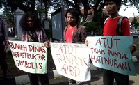 Sejumlah orang pun turun ke jalan di Serang, Banten, memprotes hal ini. Yasser Ali Harakan/detikcom.