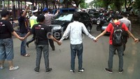 Dalam aksinya mereka meminta Ratu Atut Chosiyah segera menempati rumah dinas yang sudah dibangun dari dana APBD Banten senilai Rp16,14 miliar pada 2011 lalu. Yasser Ali Harakan/detikcom.